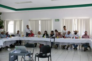 Foto4 diputados reunión en Pedro Escobedo con productores 1
