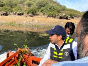 Alcalde Roberto Sosa supervisa trabajos de limpieza en presa El Batán, Corregidora