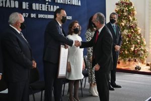 Mauricio Kuri entrega reconocimientos a notarios de Querétaro por años de trayectoria